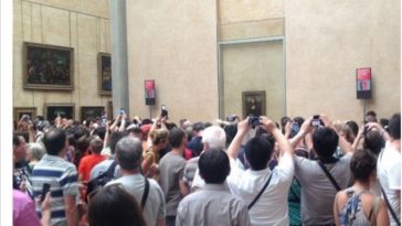 crowd around the mona lisa